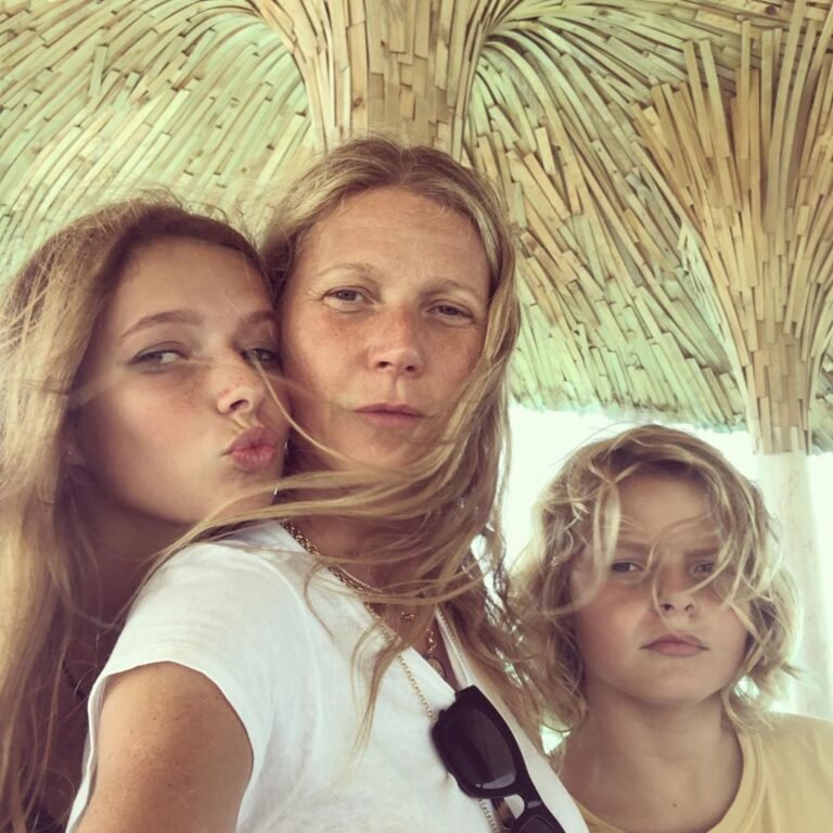 Proof that Apple, Gwyneth Paltrow's daughter, is her "minimie"