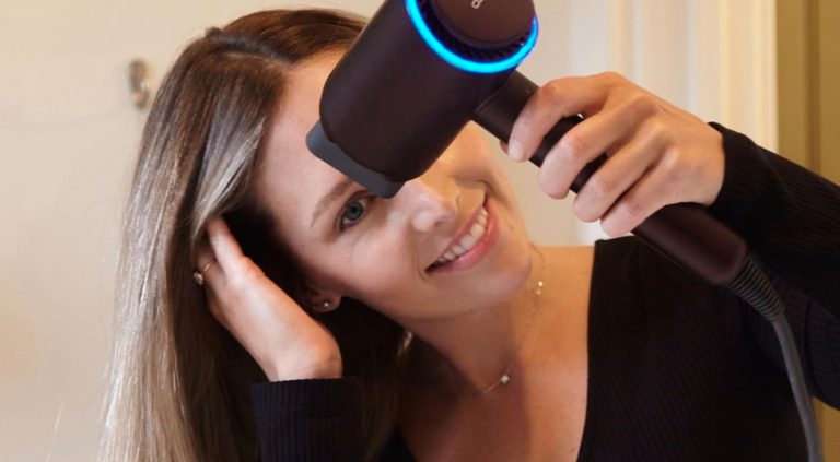 This hair dryer can straighten wavy hair